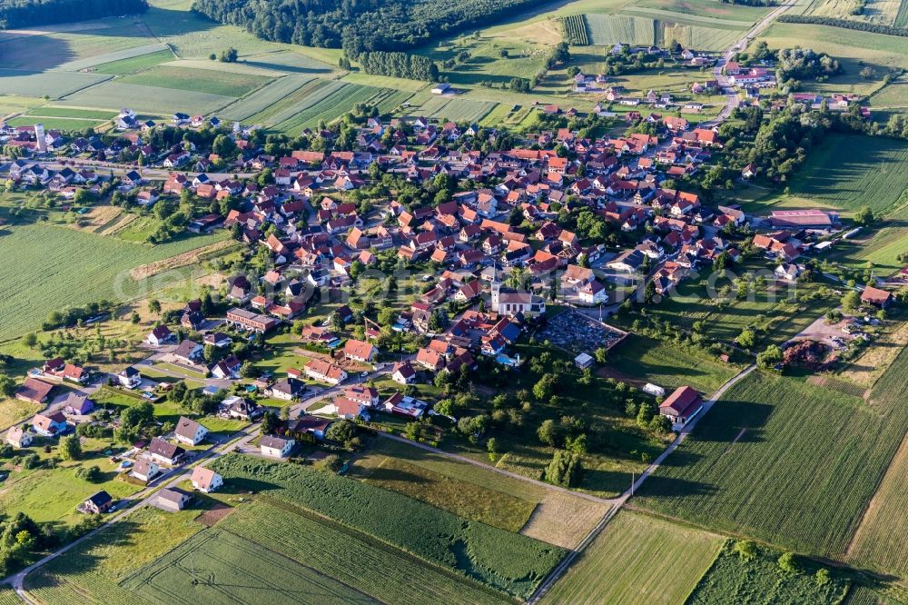 Schoenenbourg from the bird's eye view: Village - view on the edge of agricultural fields and farmland in Schoenenbourg in Grand Est, France