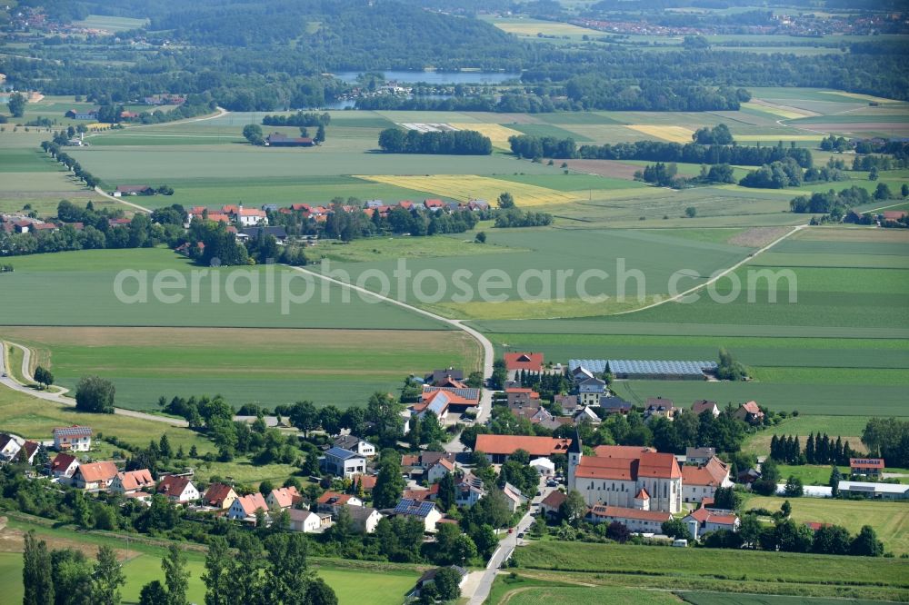 Aerial photograph Sossau - Village - view on the edge of agricultural fields and farmland in Sossau in the state Bavaria, Germany