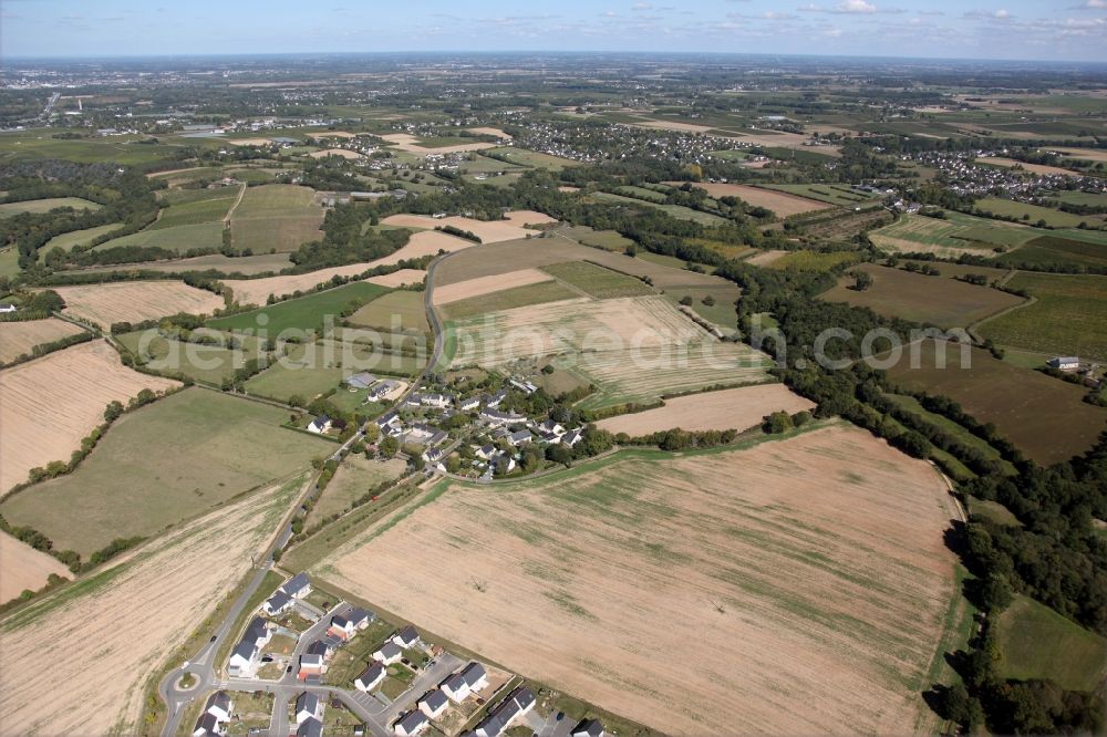 Aerial photograph Soulaines sur Aubance - Village - view on the edge of agricultural fields and farmland in Soulaines sur Aubance in Pays de la Loire, France