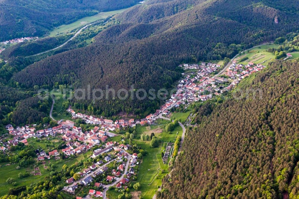 Aerial photograph Spirkelbach - Village - view on the edge of agricultural fields and farmland in Spirkelbach in the state Rhineland-Palatinate, Germany