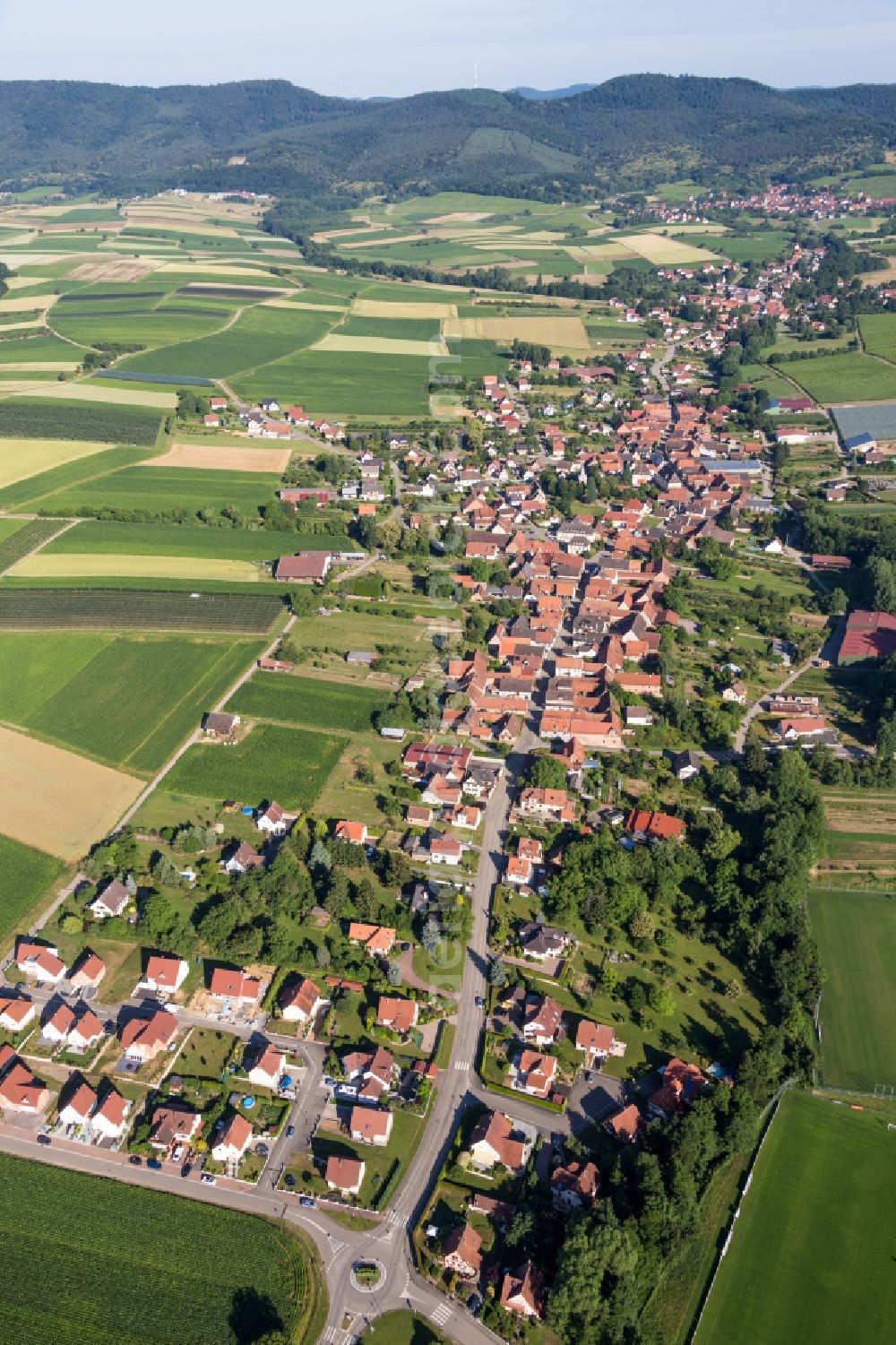 Aerial photograph Steinseltz - Village - view on the edge of agricultural fields and farmland in Steinseltz in Grand Est, France