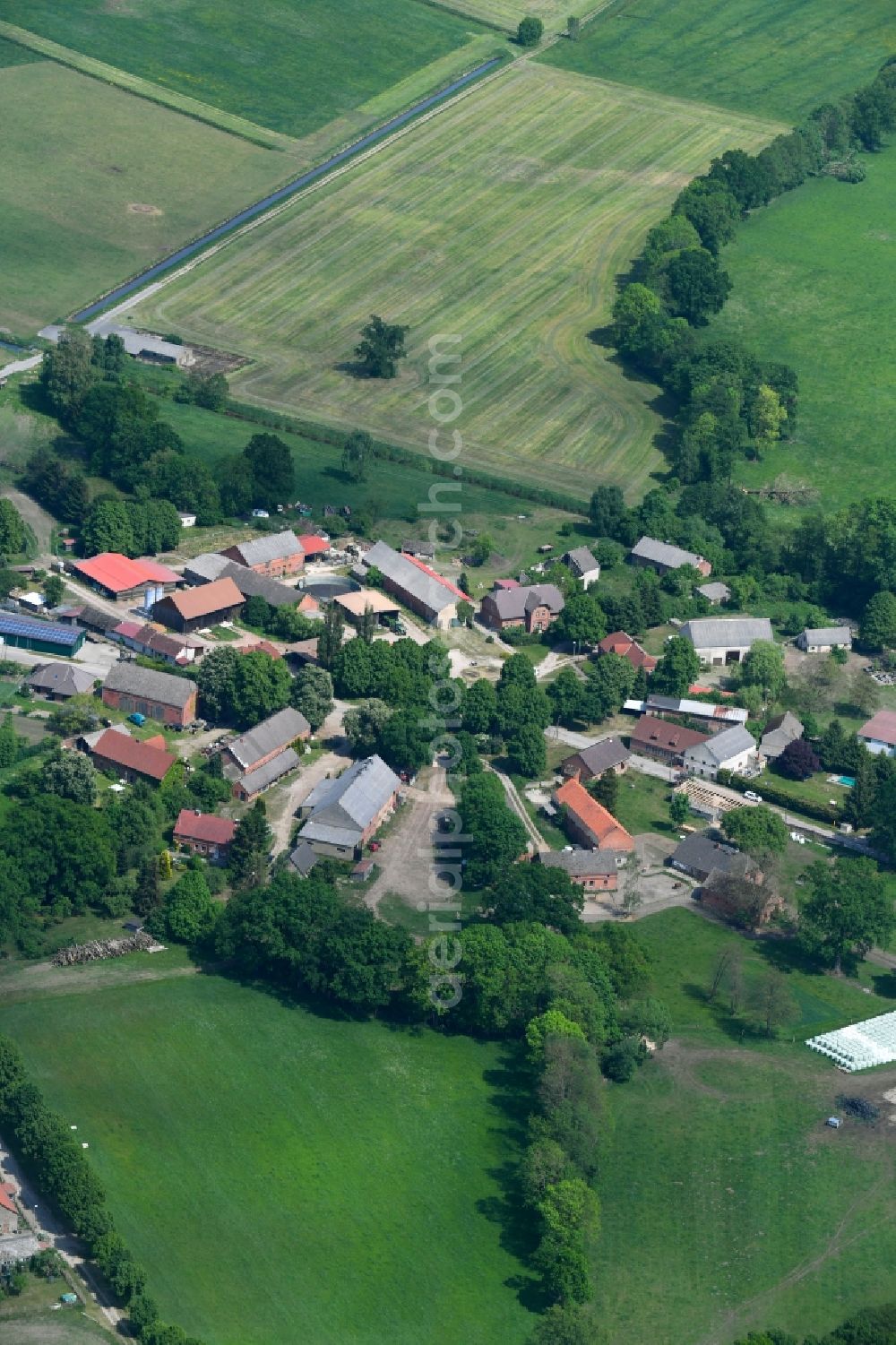 Stresendorf from the bird's eye view: Village - view on the edge of agricultural fields and farmland in Stresendorf in the state Mecklenburg - Western Pomerania, Germany