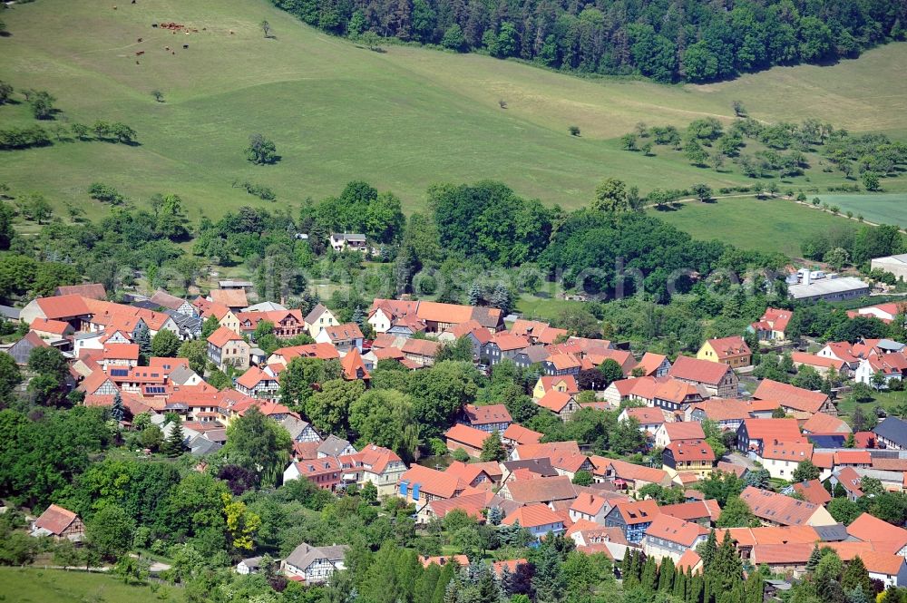 Aerial photograph Tiefengruben - Village - view on the edge of agricultural fields and farmland in Tiefengruben in the state Thuringia, Germany