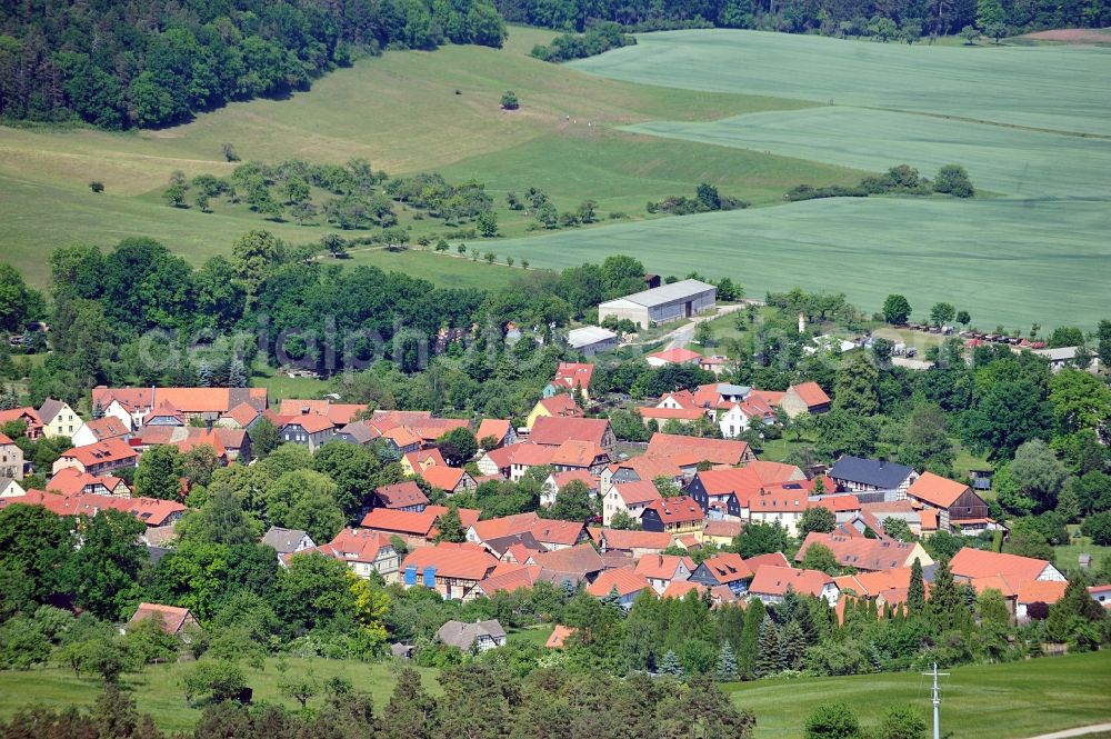 Tiefengruben from the bird's eye view: Village - view on the edge of agricultural fields and farmland in Tiefengruben in the state Thuringia, Germany