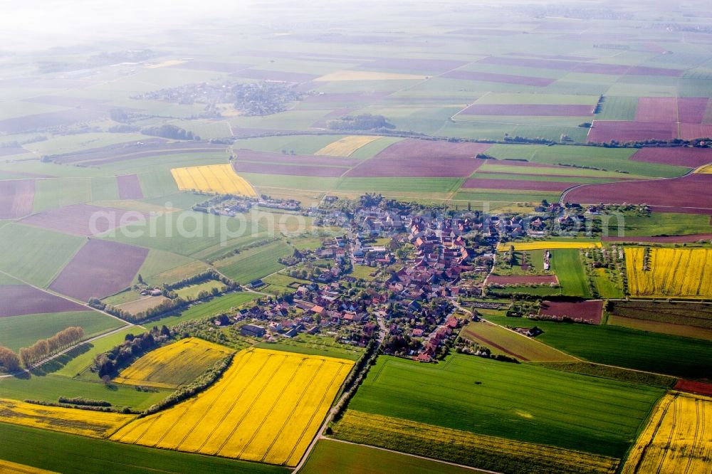 Aerial image Uengershausen - Village - view on the edge of agricultural fields and farmland in Uengershausen in the state Bavaria, Germany