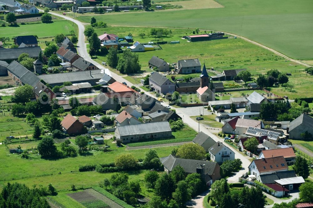 Vahrholz from the bird's eye view: Village - view on the edge of agricultural fields and farmland in Vahrholz in the state Saxony-Anhalt, Germany