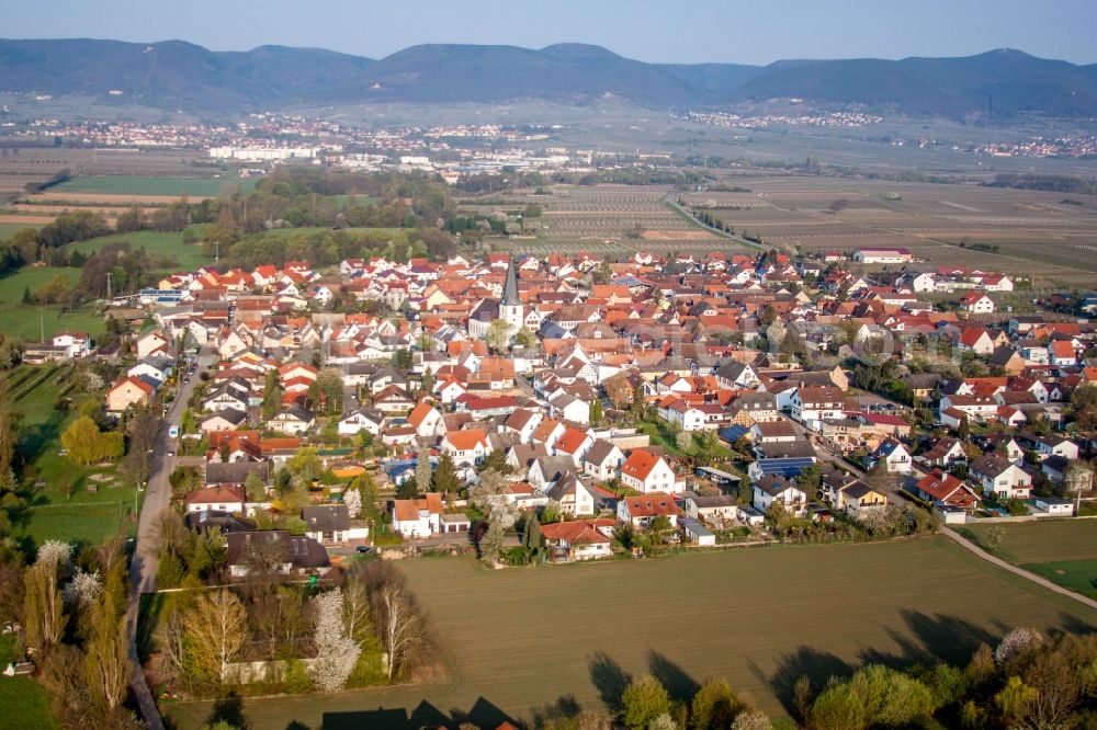 Venningen from the bird's eye view: Village - view on the edge of agricultural fields and farmland in Venningen in the state Rhineland-Palatinate, Germany