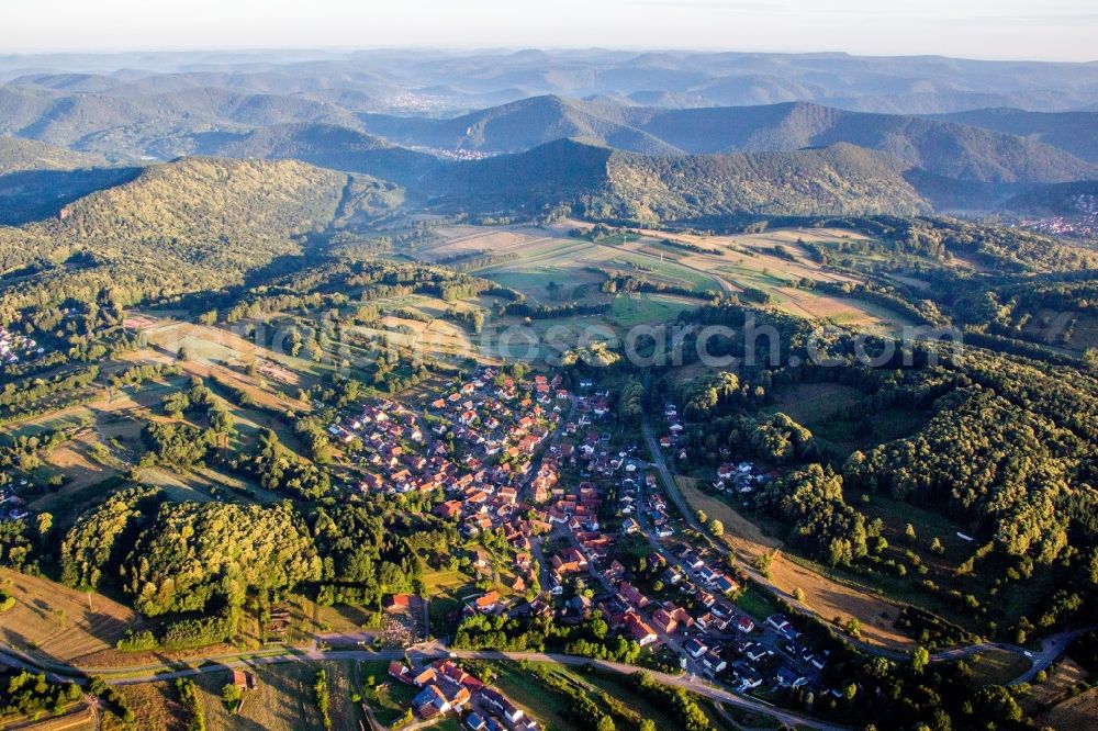 Völkersweiler from the bird's eye view: Village - view on the edge of agricultural fields and farmland in Voelkersweiler in the state Rhineland-Palatinate, Germany