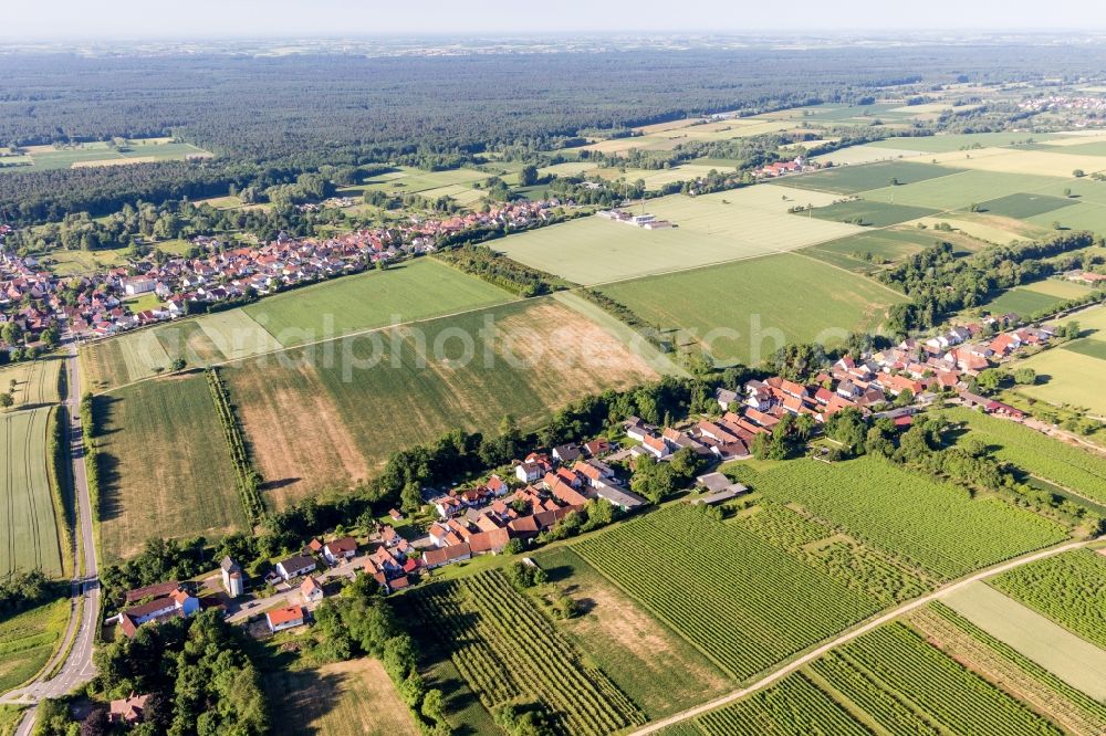 Vollmersweiler from the bird's eye view: Village - view on the edge of agricultural fields and farmland in Vollmersweiler in the state Rhineland-Palatinate, Germany