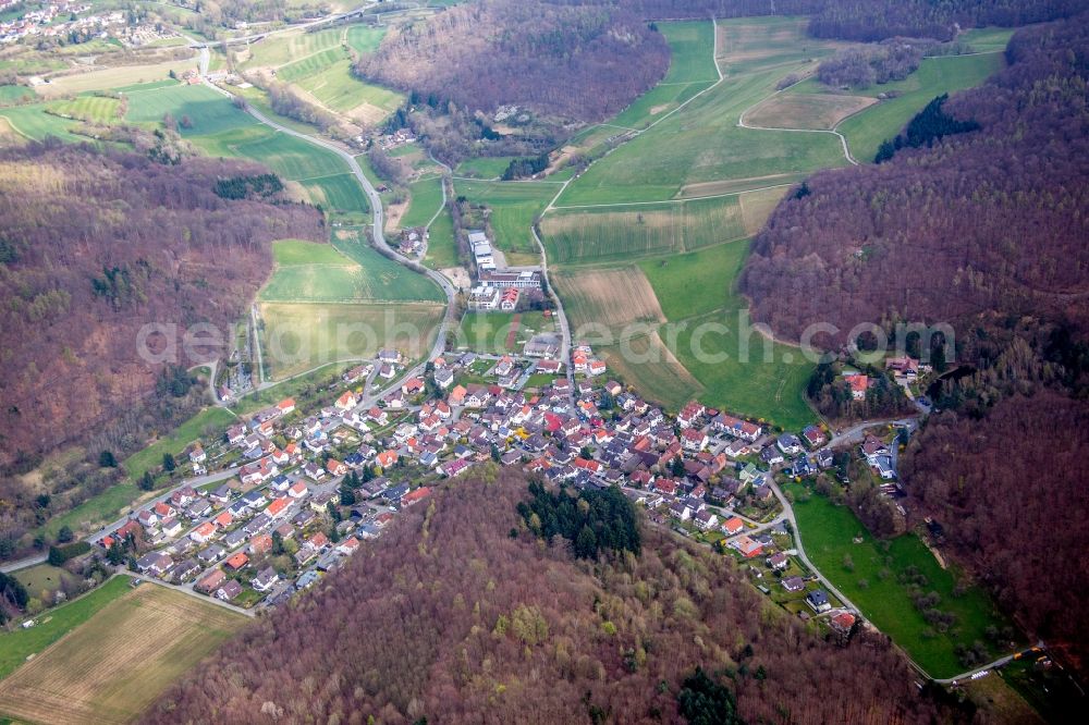 Waschenbach from the bird's eye view: Village - view on the edge of agricultural fields and farmland in Waschenbach in the state Hesse, Germany