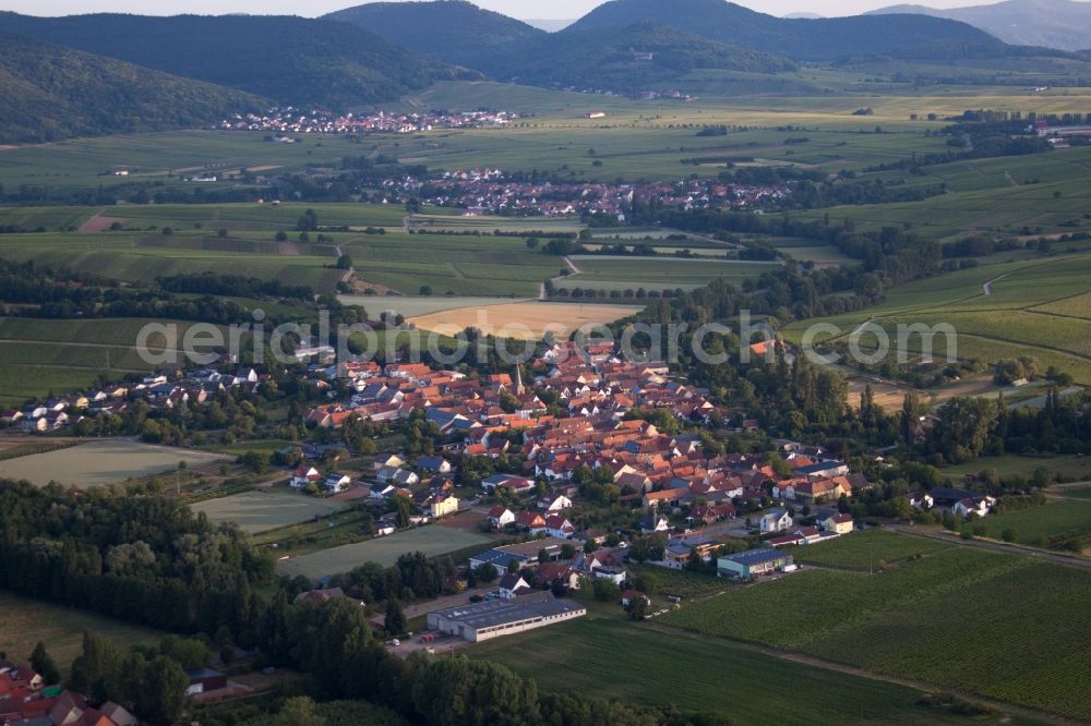 Heuchelheim-Klingen from the bird's eye view: Village - view on the edge of agricultural fields and wine yards in the district Heuchelheim in Heuchelheim-Klingen in the state Rhineland-Palatinate, Germany