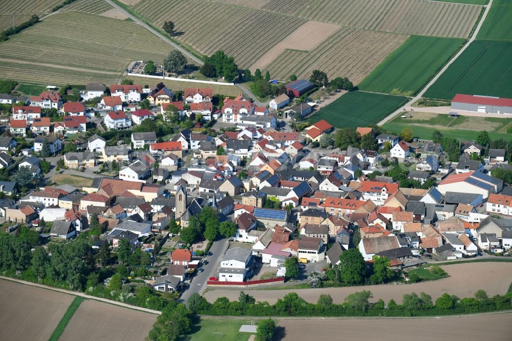 Welgesheim from the bird's eye view: Village - view on the edge of agricultural fields and farmland in Welgesheim in the state Rhineland-Palatinate, Germany