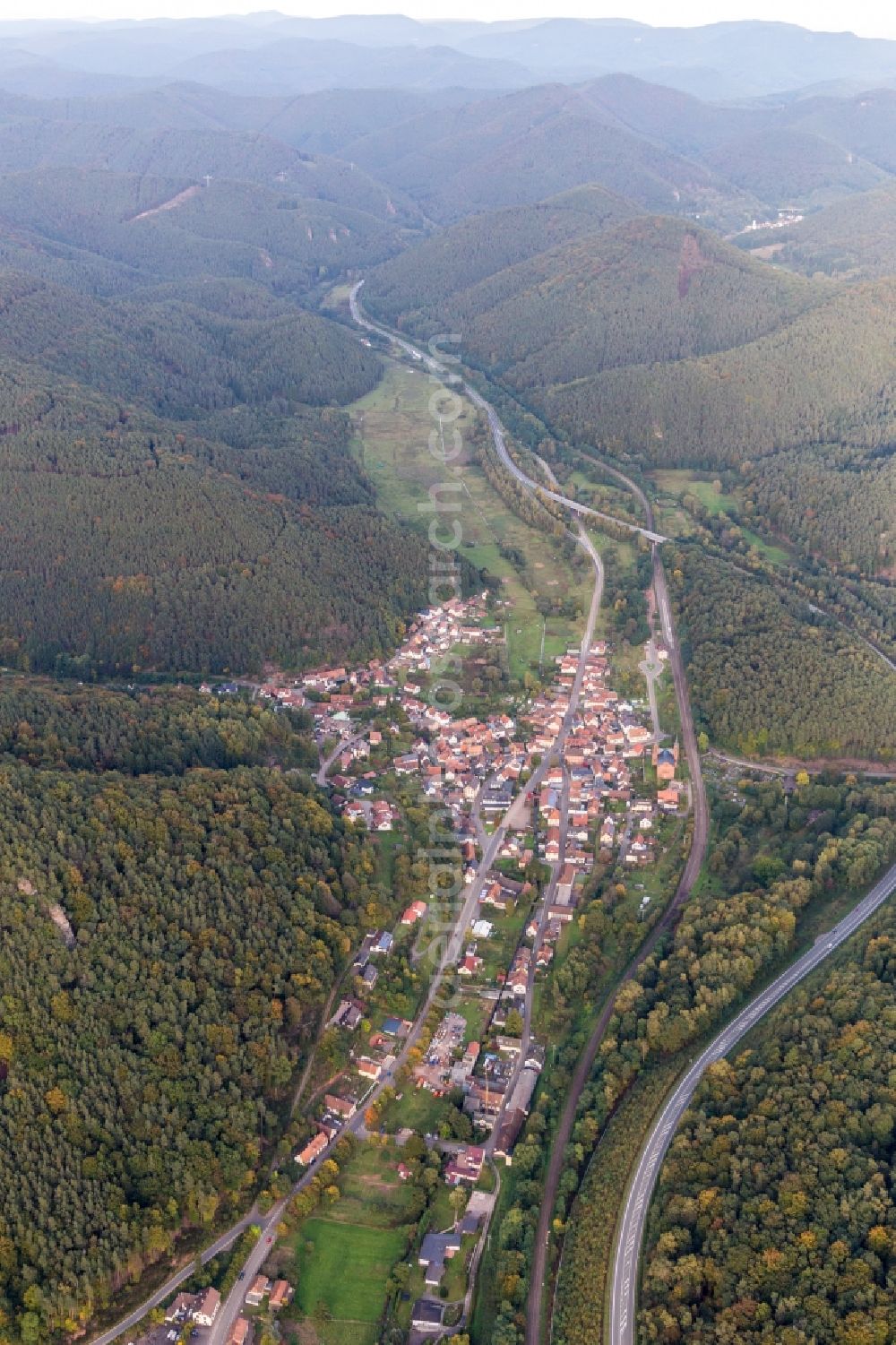 Aerial image Wilgartswiesen - Village - view on the edge of agricultural fields and farmland in Wilgartswiesen in the state Rhineland-Palatinate, Germany