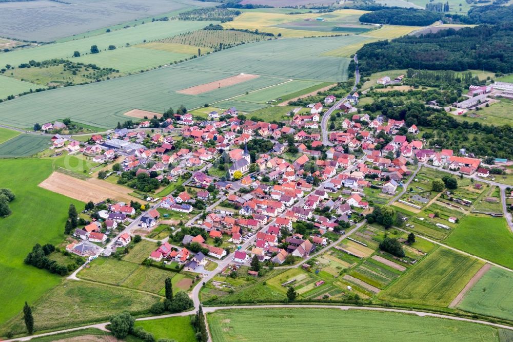 Wolfmannshausen from the bird's eye view: Village - view on the edge of agricultural fields and farmland in Wolfmannshausen in the state Thuringia, Germany