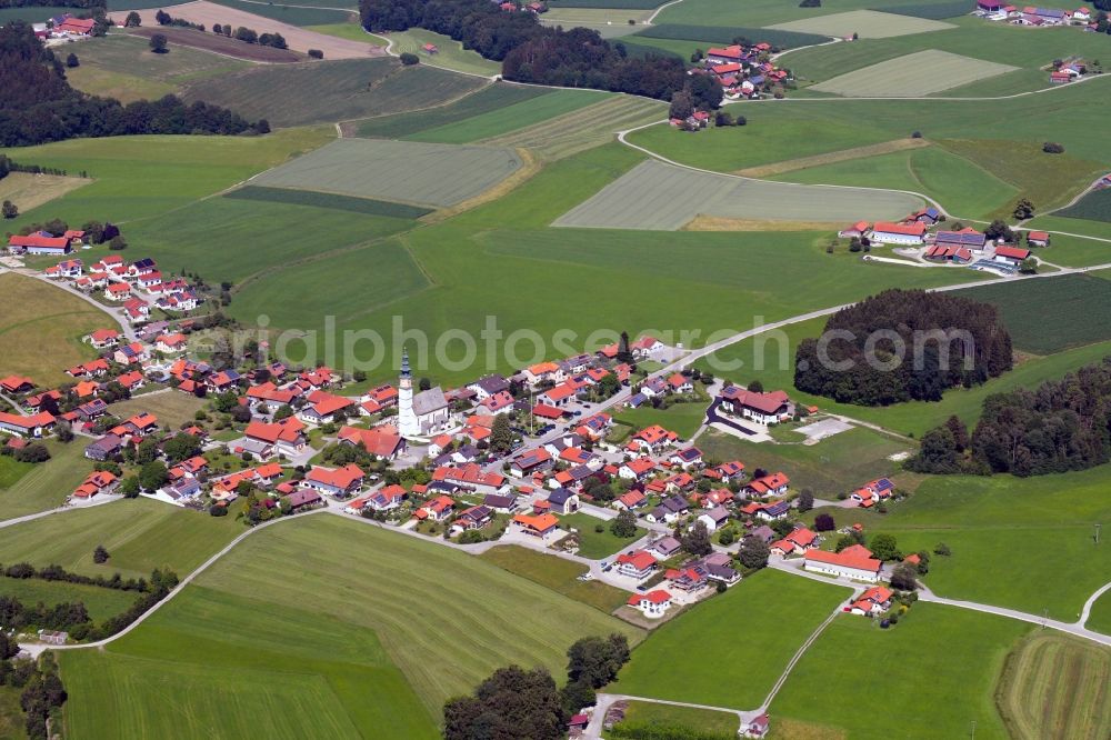 Aerial image Wonneberg - Village - view on the edge of agricultural fields and farmland in Wonneberg in the state Bavaria, Germany