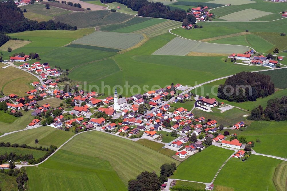 Aerial photograph Wonneberg - Village - view on the edge of agricultural fields and farmland in Wonneberg in the state Bavaria, Germany