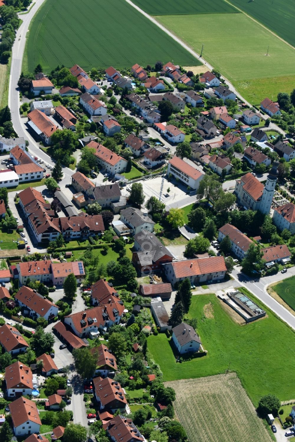 Wörth from the bird's eye view: Village - view on the edge of agricultural fields and farmland in Woerth in the state Bavaria, Germany