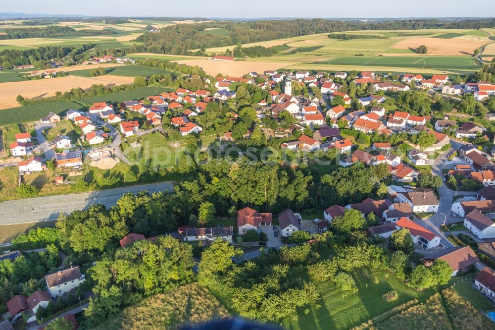 Aerial photograph Zeholfing - Village - view on the edge of agricultural fields and farmland in Zeholfing in the state Bavaria, Germany