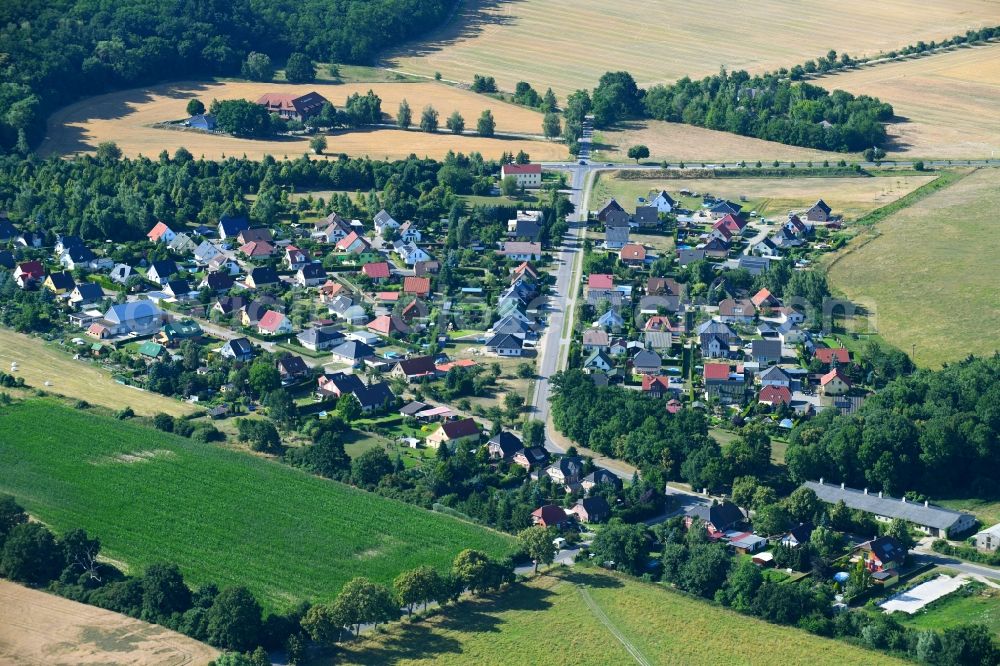 Aerial photograph Zützen - Village - view on the edge of agricultural fields and farmland in Zuetzen in the state Brandenburg, Germany