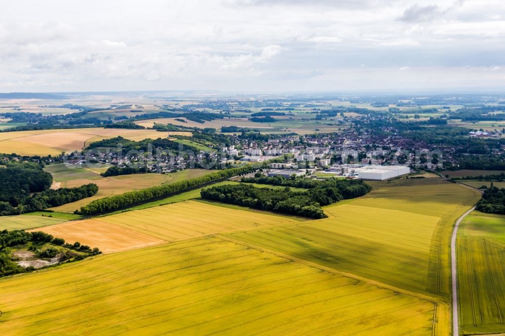 Aerial photograph Saint-Florentin - Village - view on the edge of agricultural fields and farmland in Saint-Florentin in Bourgogne Franche-Comte, France