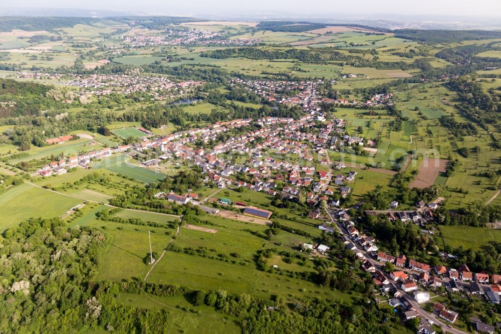 Aerial photograph Bliesmengen-Bolchen - Agricultural land and field borders surround the settlement area of the village in Bliesmengen-Bolchen in the state Saarland, Germany