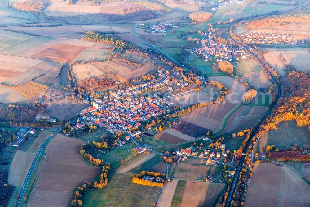 Aerial photograph Halsheim - Agricultural land and field borders surround the settlement area of the village in Halsheim in the state Bavaria, Germany