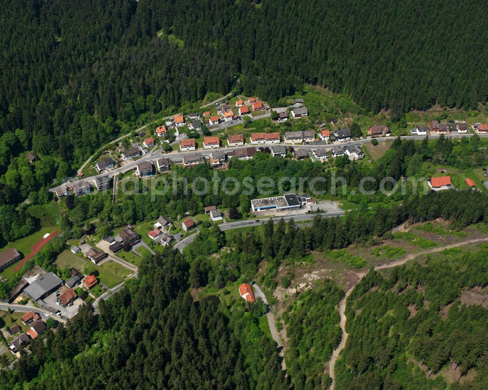 Altenau from the bird's eye view: Village - view on the edge of forested areas in Altenau in the state Lower Saxony, Germany