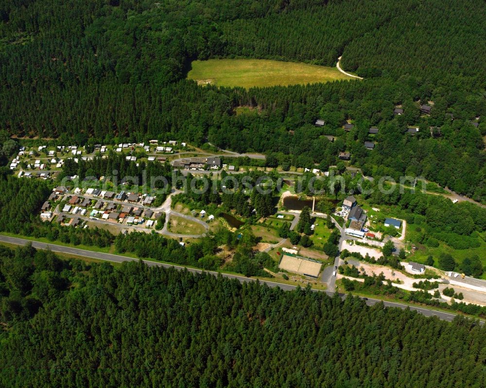 Asbacherhütte from the bird's eye view: Village - view on the edge of forested areas in Asbacherhütte in the state Rhineland-Palatinate, Germany