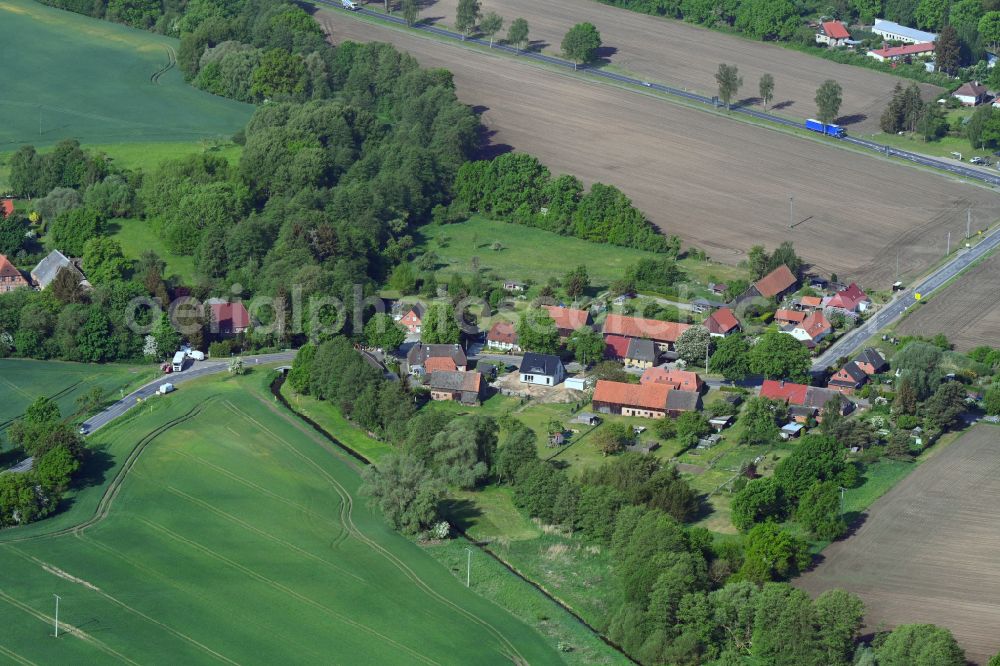 Aerial photograph Besendorf - Village - view on the edge of forested areas on street Lindenstrasse in Besendorf in the state Mecklenburg - Western Pomerania, Germany