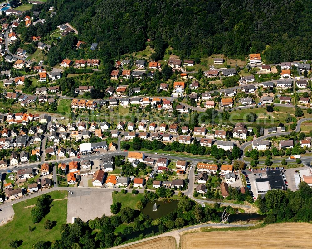 Dusenbach from the bird's eye view: Village - view on the edge of forested areas in Dusenbach in the state Hesse, Germany