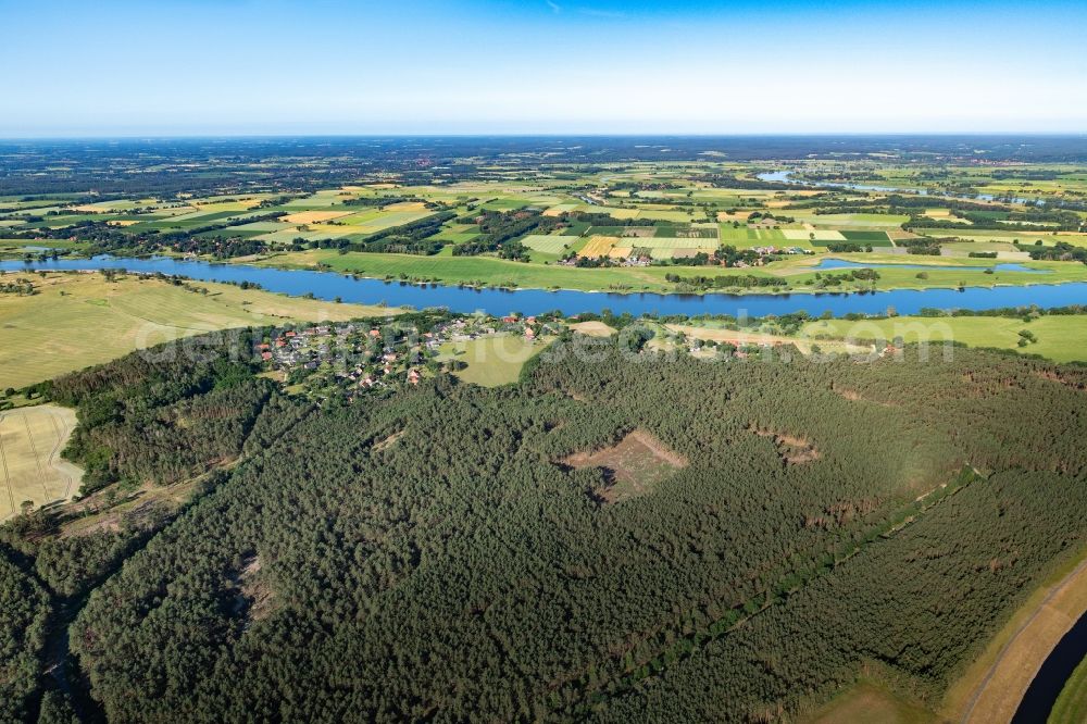 Rüterberg from the bird's eye view: Village - view on the edge of forested areas on shore of elbe river in Rueterberg in the state Mecklenburg - Western Pomerania, Germany