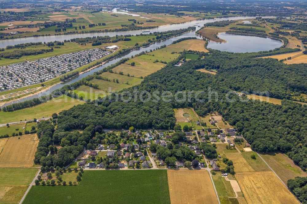 Aerial photograph Flürener Feld - Village - view on the edge of forested areas in Flürener Feld in the state North Rhine-Westphalia, Germany