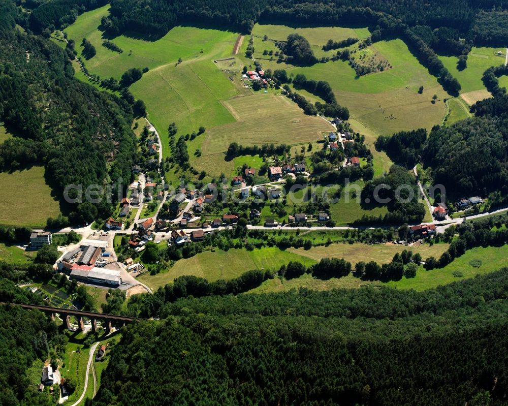 Friedrichsdorf from the bird's eye view: Village - view on the edge of forested areas in Friedrichsdorf in the state Baden-Wuerttemberg, Germany