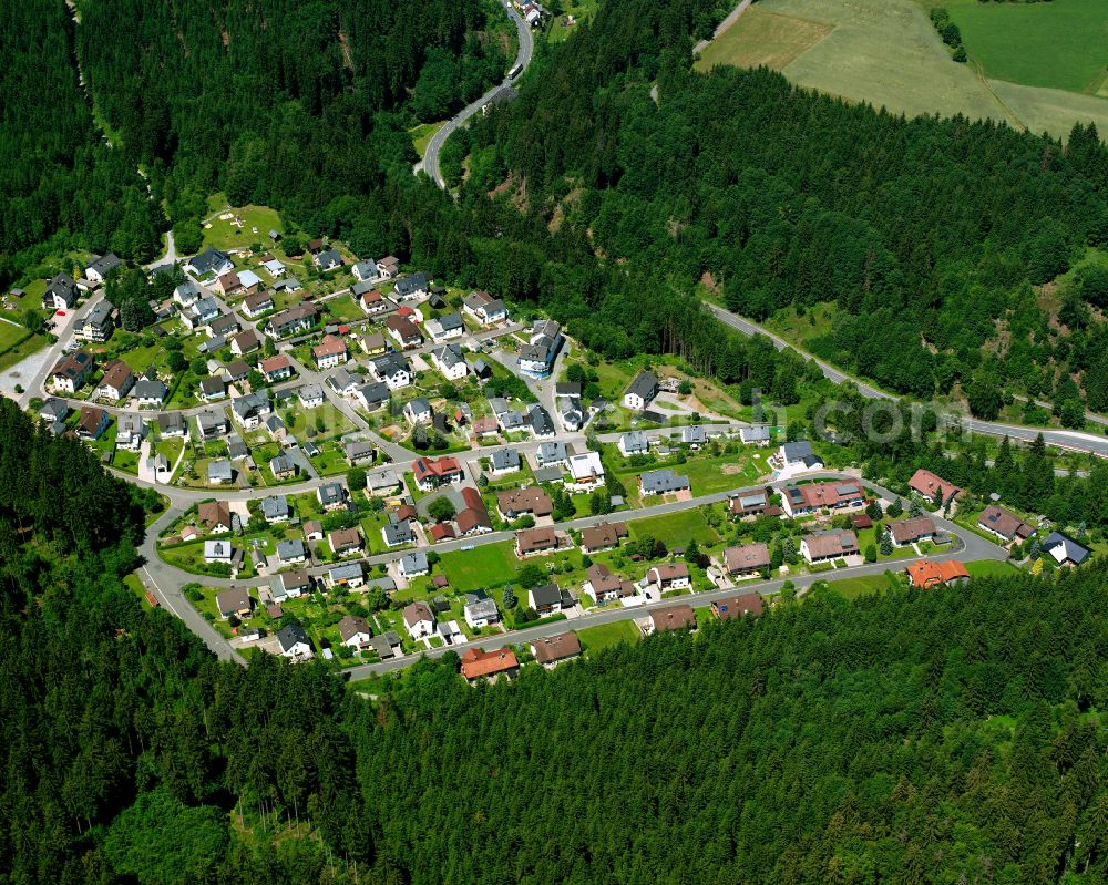 Geroldsgrün from the bird's eye view: Village - view on the edge of forested areas in the district Silberstein in Geroldsgruen in the state Bavaria, Germany