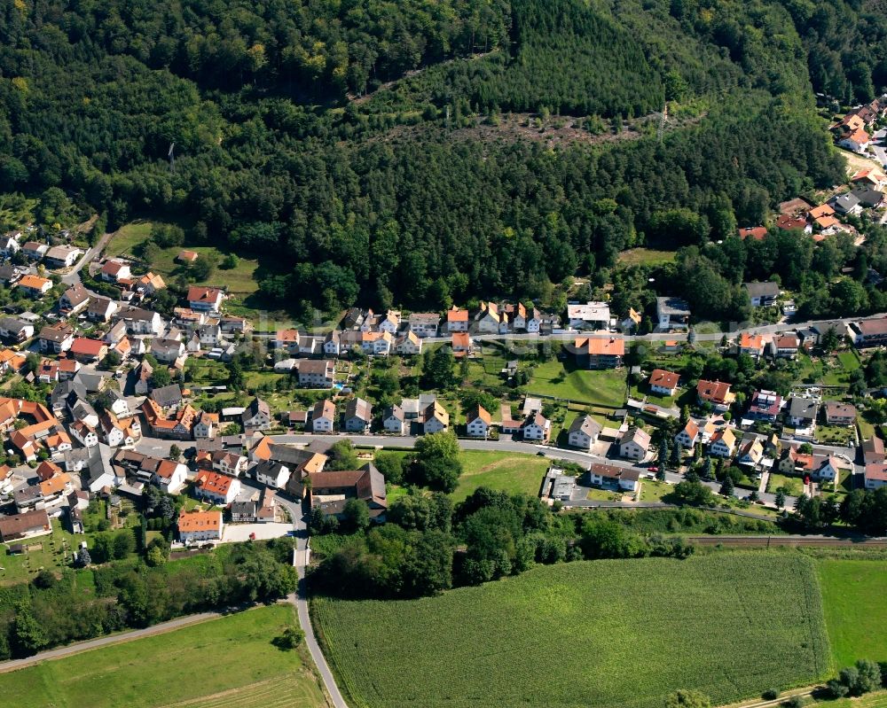 Hetschbach from the bird's eye view: Village - view on the edge of forested areas in Hetschbach in the state Hesse, Germany