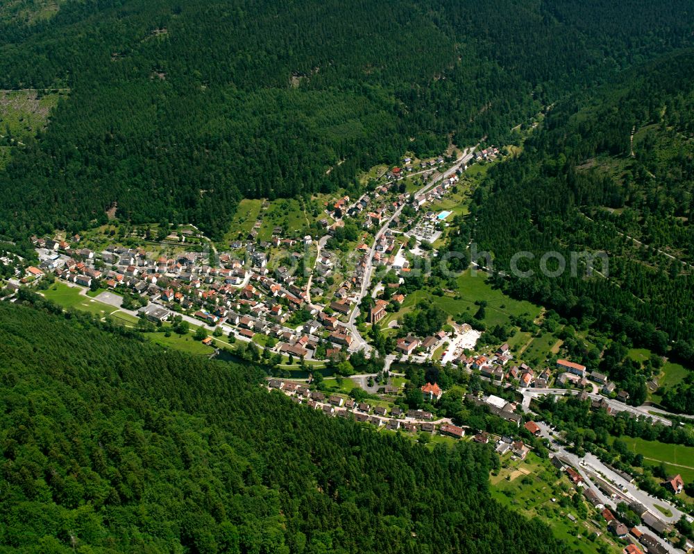 Höfen an der Enz from the bird's eye view: Village - view on the edge of forested areas in Höfen an der Enz in the state Baden-Wuerttemberg, Germany