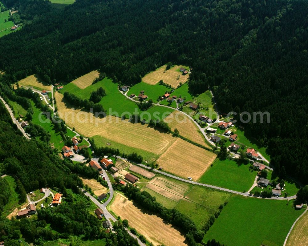 Hochholz from the bird's eye view: Village - view on the edge of forested areas in Hochholz in the state Bavaria, Germany