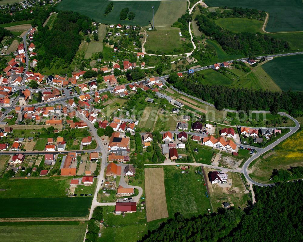 Kallmerode from the bird's eye view: Village - view on the edge of forested areas in Kallmerode in the state Thuringia, Germany