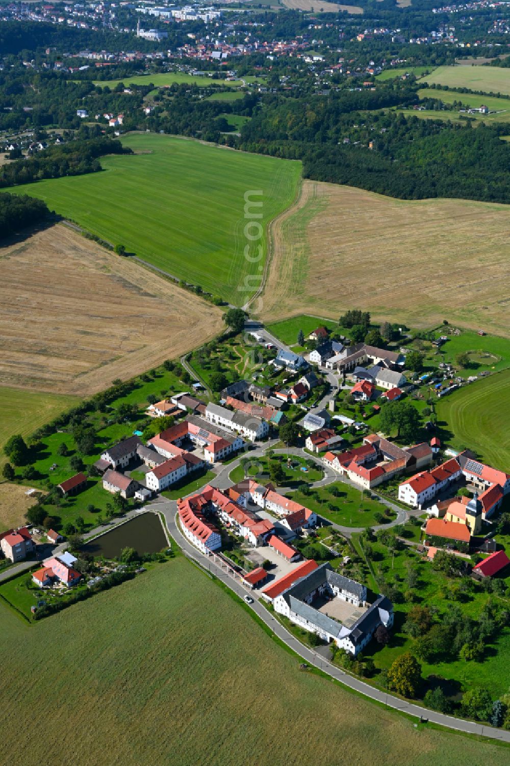 Kleindraxdorf from the bird's eye view: Village - view on the edge of forested areas in Kleindraxdorf in the state Thuringia, Germany