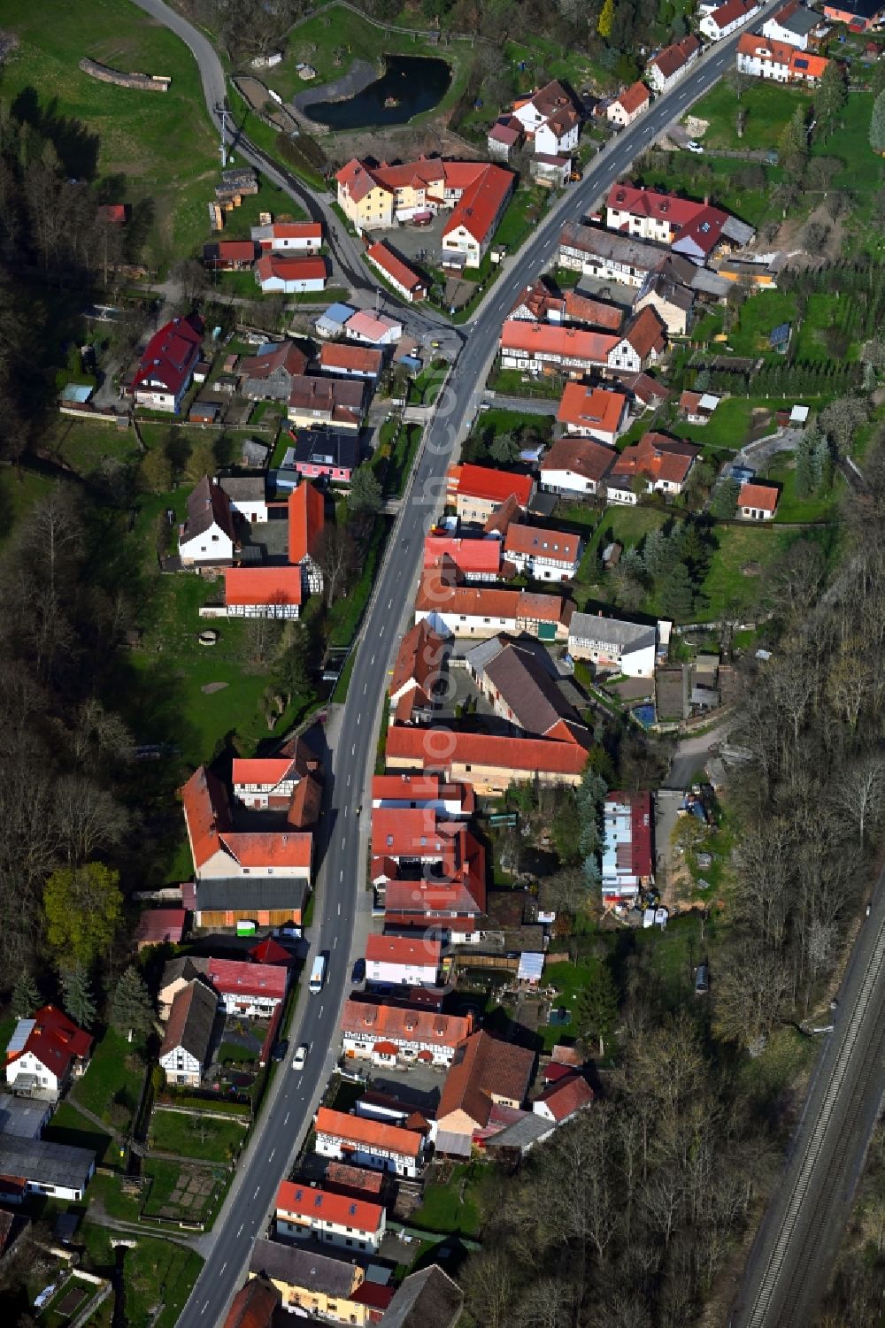 Kraftsdorf from the bird's eye view: Village - view on the edge of forested areas in Kraftsdorf in the state Thuringia, Germany