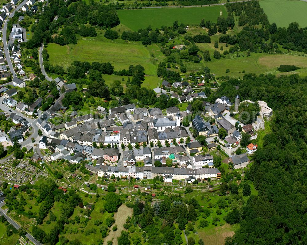 Lichtenberg from the bird's eye view: Village - view on the edge of forested areas in Lichtenberg Oberfranken in the state Bavaria, Germany