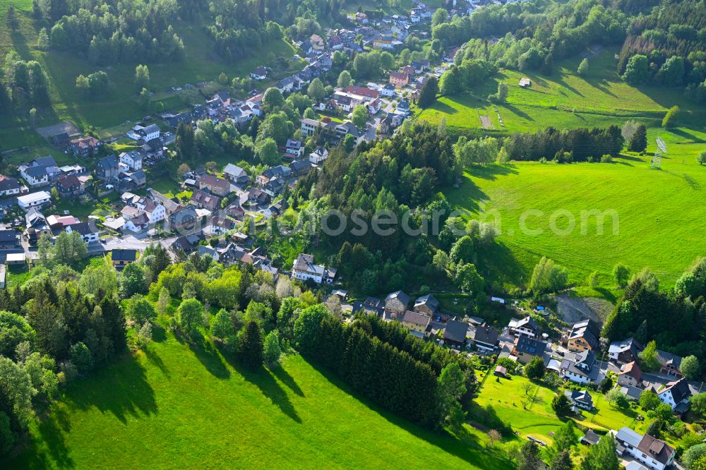 Mengersgereuth-Hämmern from the bird's eye view: Village - view on the edge of forested areas in Mengersgereuth-Hämmern in the state Thuringia, Germany