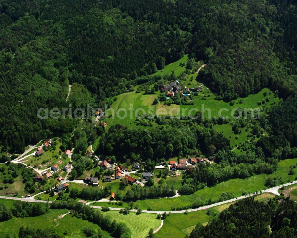 Mettelbach from the bird's eye view: Village - view on the edge of forested areas in Mettelbach in the state Baden-Wuerttemberg, Germany