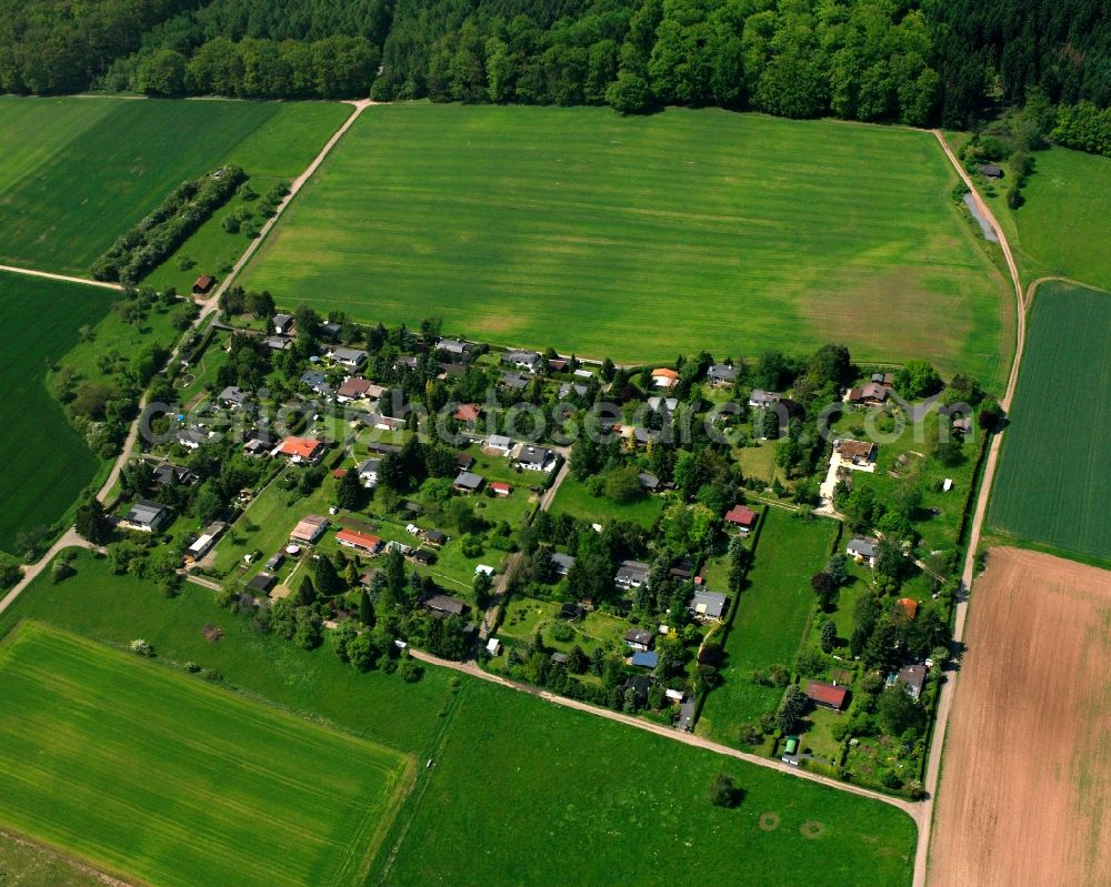 Nieder-Bessingen from the bird's eye view: Village - view on the edge of forested areas in Nieder-Bessingen in the state Hesse, Germany