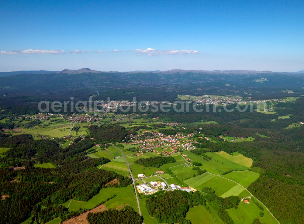 Palmberg from the bird's eye view: Village - view on the edge of forested areas in Palmberg in the state Bavaria, Germany