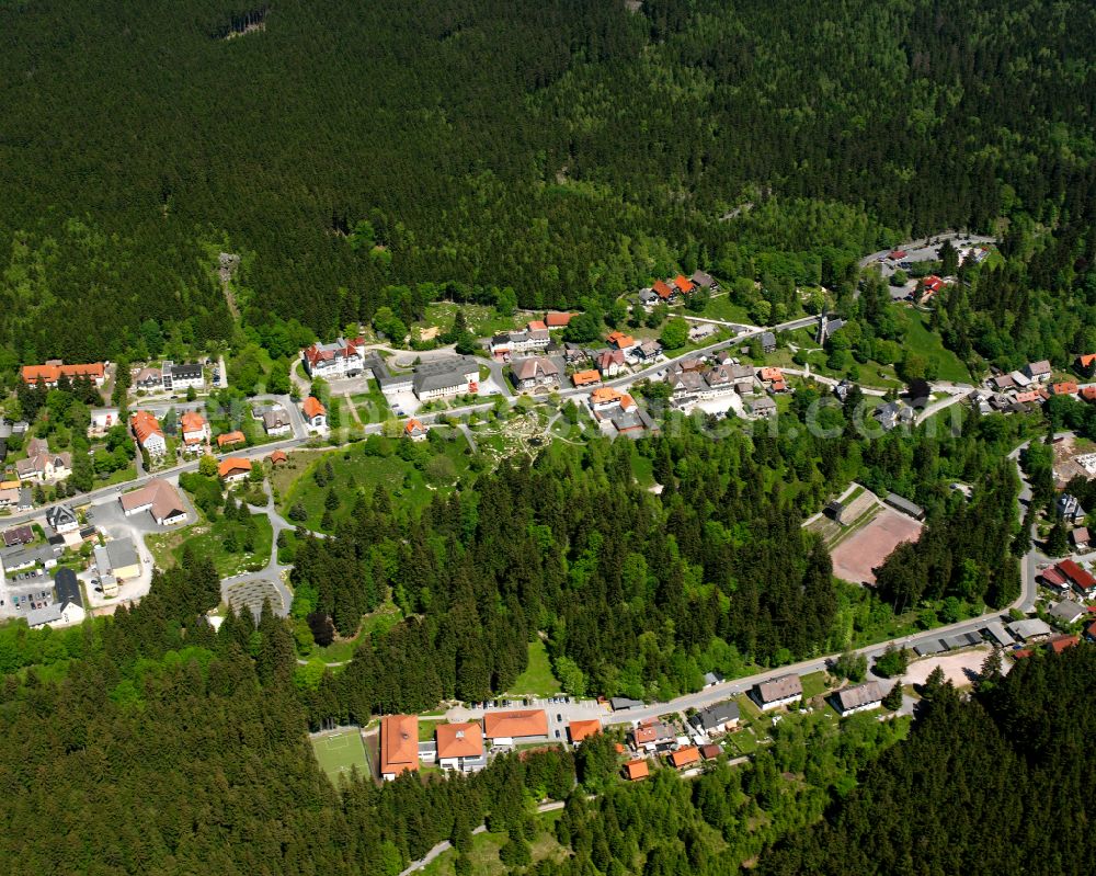 Schierke from the bird's eye view: Village - view on the edge of forested areas in Schierke Harz in the state Saxony-Anhalt, Germany