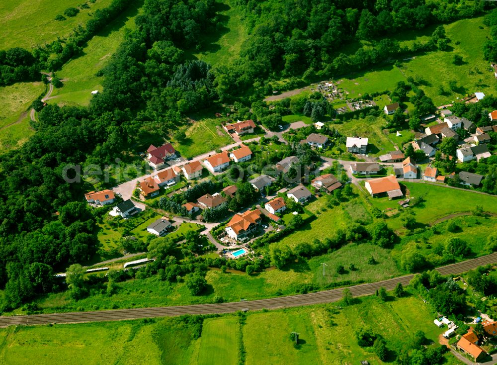 Schweisweiler from the bird's eye view: Village - view on the edge of forested areas in Schweisweiler in the state Rhineland-Palatinate, Germany