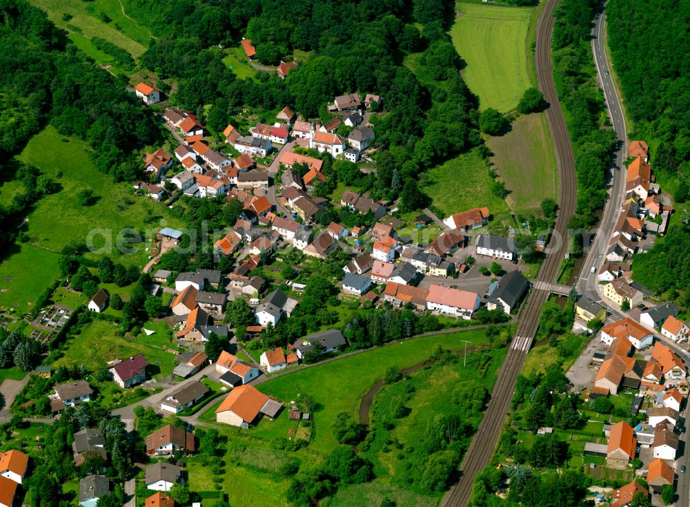 Aerial photograph Schweisweiler - Village - view on the edge of forested areas in Schweisweiler in the state Rhineland-Palatinate, Germany