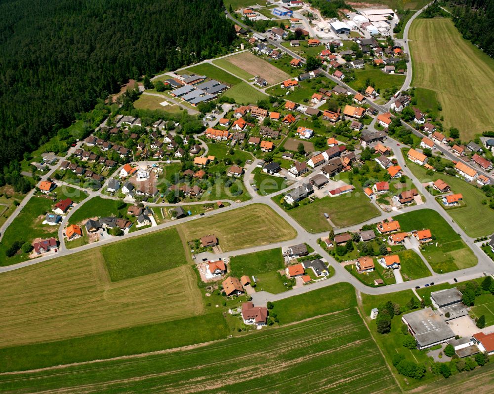 Simmersfeld from the bird's eye view: Village - view on the edge of forested areas in Simmersfeld in the state Baden-Wuerttemberg, Germany