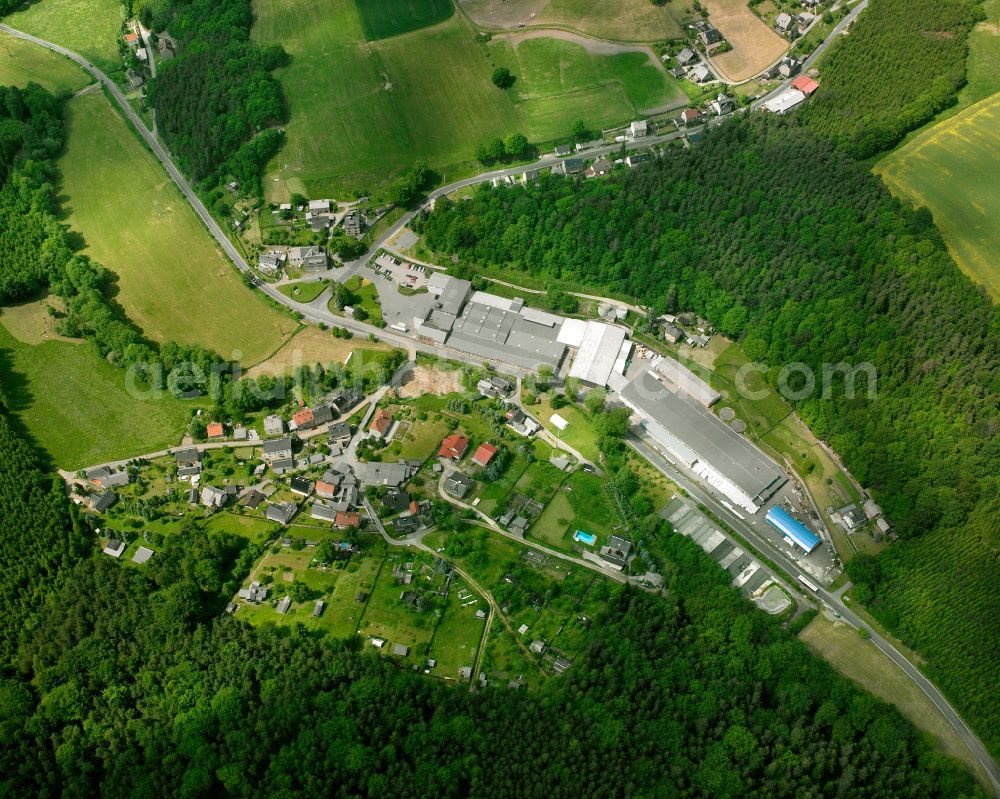 Teichwolframsdorf from the bird's eye view: Village - view on the edge of forested areas in Teichwolframsdorf in the state Thuringia, Germany